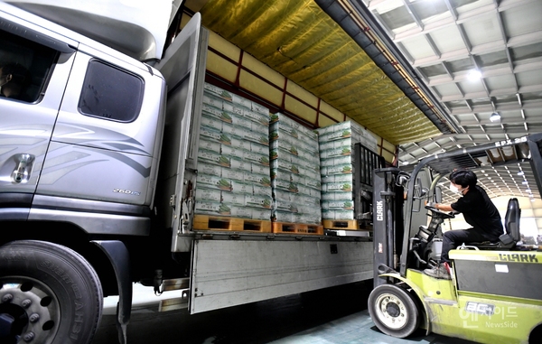 지난 26일 화천읍 신풍리 화천농협에서 8㎏ 들이 애호박 1,200상자가 트럭에 실려 배송되고 있다