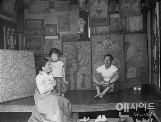 1959년 서울 창신동 집 마루에서, 박수근과 아내 김복순, 딸 인애