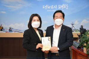 전정희 작가, 대관령도서관에 도서 500권 기증