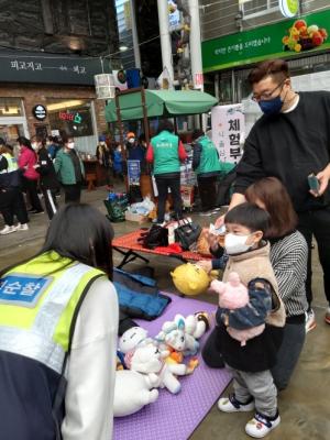 고한 ‘구공탄 시장’ 광장에 돌아온 ‘추억의 시장놀이’＆나눔 바자회
