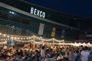 시원한 맥주와 다채로운 행사로 바글바글… 2023 더 나이트 페스타, 벡스코 야외광장서 개최