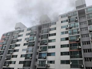 (1보) 횡성 태우아파트 화재발생.. 인명대피